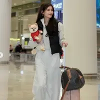 Sabrina Chairunnisa Ungkap Cara Bisa Bawa Anjingnya Naik Pesawat ke Korea. foto: (dok.Instagram @sabrinachairunnisa_/https://www.instagram.com/p/DF8_DldBL89/Henry)