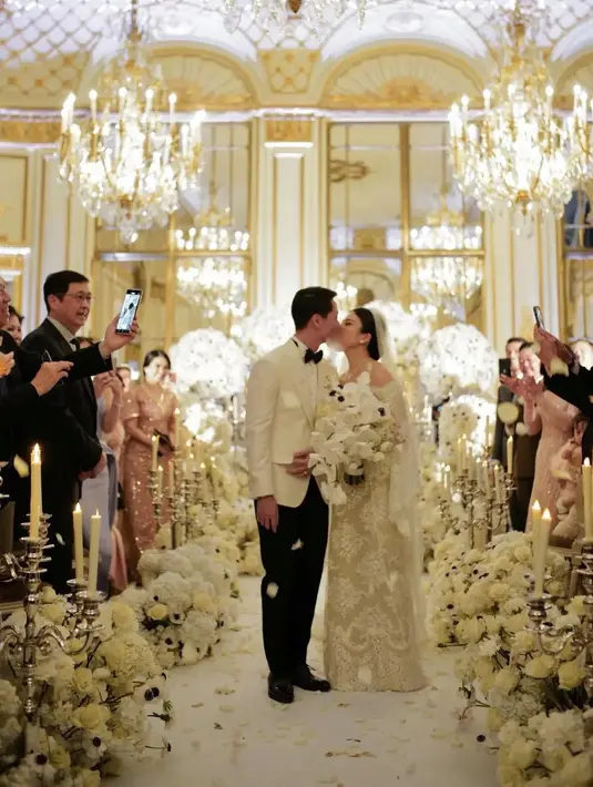 <p>Pernikahan yang digelar di hotel bintang lima di Paris bernama Le Meurice. Ruangan didekorasi dengan penuh bunga-bunga warna putih. [Instagram/diah_kss]</p>