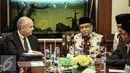 Joseph R Donovan (kiri) saat menemui Ketua PBNU Said Aqil Sirad di Gedung PBNU, Jakarta, Kamis (2/2). Kedatangan Joseph R Donovan ke PBNU sebagai perkenalan (Dubes) AS untuk Indonesia yang baru. (Liputan6.com/Faizal Fanani)