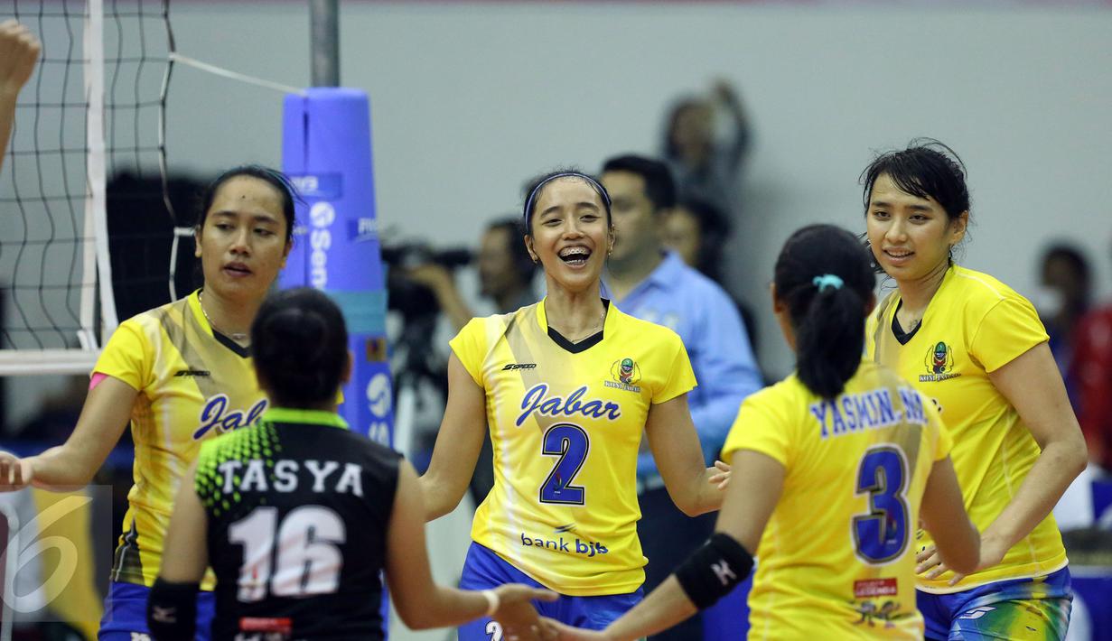 Pevoli putri Jawa Barat bersorak usai unggul atas Kalimantan Timur di fase grup Y PON XIX Jabar di Gelora Sabilulungan Si Jalak Harupat, Kab Bandung, Rabu (21/9). Tim Jabar unggul tiga set (25-14, 25-16, 25-10). (Liputan6.com/Helmi Fithriansyah)