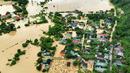 Sekitar 400 kepala keluarga yang terdampak banjir dan rawan terkena longsor dievakuasi ke tempat pengungsian. (Foto oleh AFP)