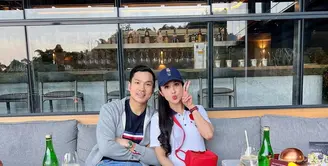 Enggak harus bergaya twinning untuk tampil matching bareng pasangan seperti Sandra Dewi dan suami, namun saat difoto tetap stylish dan serasi. Seperti tema sporty dalam foto ini, Sandra tampil dengan dress kaus dan suami pakai jeans dan hoodie. (Foto: Instagram @sandradewi88)