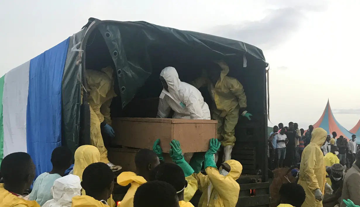 Relawan menurunkan peti jenazah korban banjir dan tanah longsor dari truk di sebuah pemakaman di Sierra Leone, Freetown, (17/8). Sedikitnya 312 orang tewas dan lebih dari 2.000 orang kehilangan tempat tinggal mereka. (AP Photo/Manika Kamara)