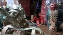 Andri saat menyelesaikan pembuatan kerangka ondel-ondel di Jakarta, Selasa (19/3). Dalam sehari Andri mampu memproduksi sekitar 50-70 buah ondel-ondel yang dibanderol dengan harga Rp 30 ribu-Rp 50 ribu per buah. (merdeka.com/ Iqbal S. Nugroho)