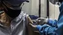 Warga disuntik vaksin COVID-19 dosis ketiga saat pelaksanaan vaksinasi booster COVID-19 di Puskesmas Cilandak, Jakarta, Rabu (12/1/2022). Kelompok prioritas penerima vaksinasi booster COVID-19 adalah orang lanjut usia (lansia) dan penderita immunokompromais. (Liputan6.com/Johan Tallo)