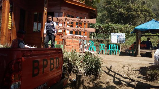 Tim gabungan pemadam kebakaran bersiaga di Pos Pantau Gunung Panderman (Liputan6.com/Zainul Arifin)