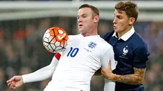 Penyerang Inggris, Wayne Rooney berusaha mengontrol bola dari kawalan bek Prancis, Lucas Digne pada laga persahabatan di Stadion Wembley, London, (18/11). Inggris menang atas Prancis dengan skor 2-0. (Reuters/Carl Recine)