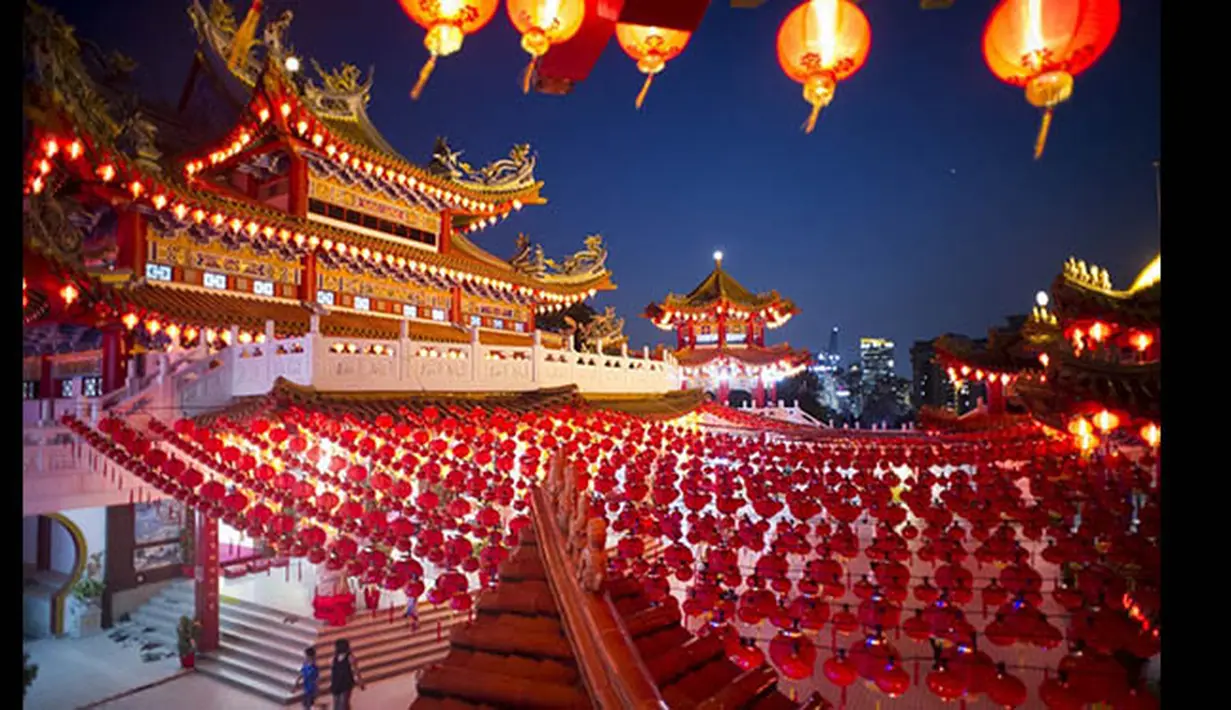 Perayaan Tahun Baru Imlek terlihat semarak di Kuala Lumpur, Malaysia, dengan pelataran kuil berhias ratusan lampion. (shanghaiist.com)