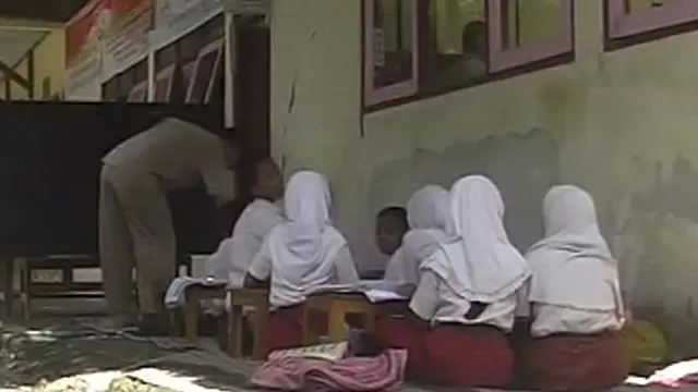 Sekolah Hampir Ambruk, Siswa Belajar di Teras