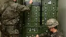 Tentara Korsel menyesuaikan pengeras suara yang disetel tepat di sebelah selatan zona demiliterisasi, Yeoncheon, Jumat (8/1/2016). Korsel melakukan siaran propaganda sebagai balasan atas klaim Pyongyang yang sedang menguji bom hidrogen. (YONHAP/AFP)