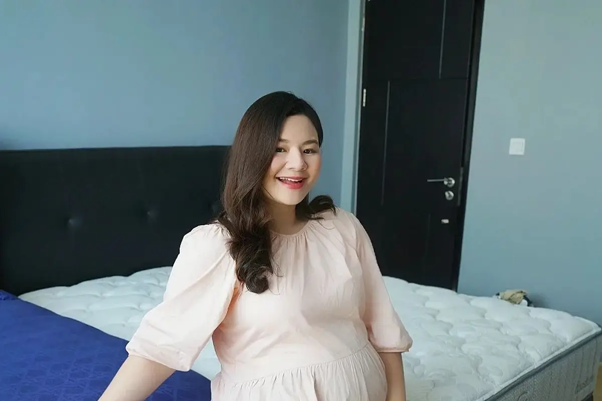 6 Potret Tasyakuran 7 Bulan Kehamilan Eriska Rein, Baby Bump Curi Perhatian