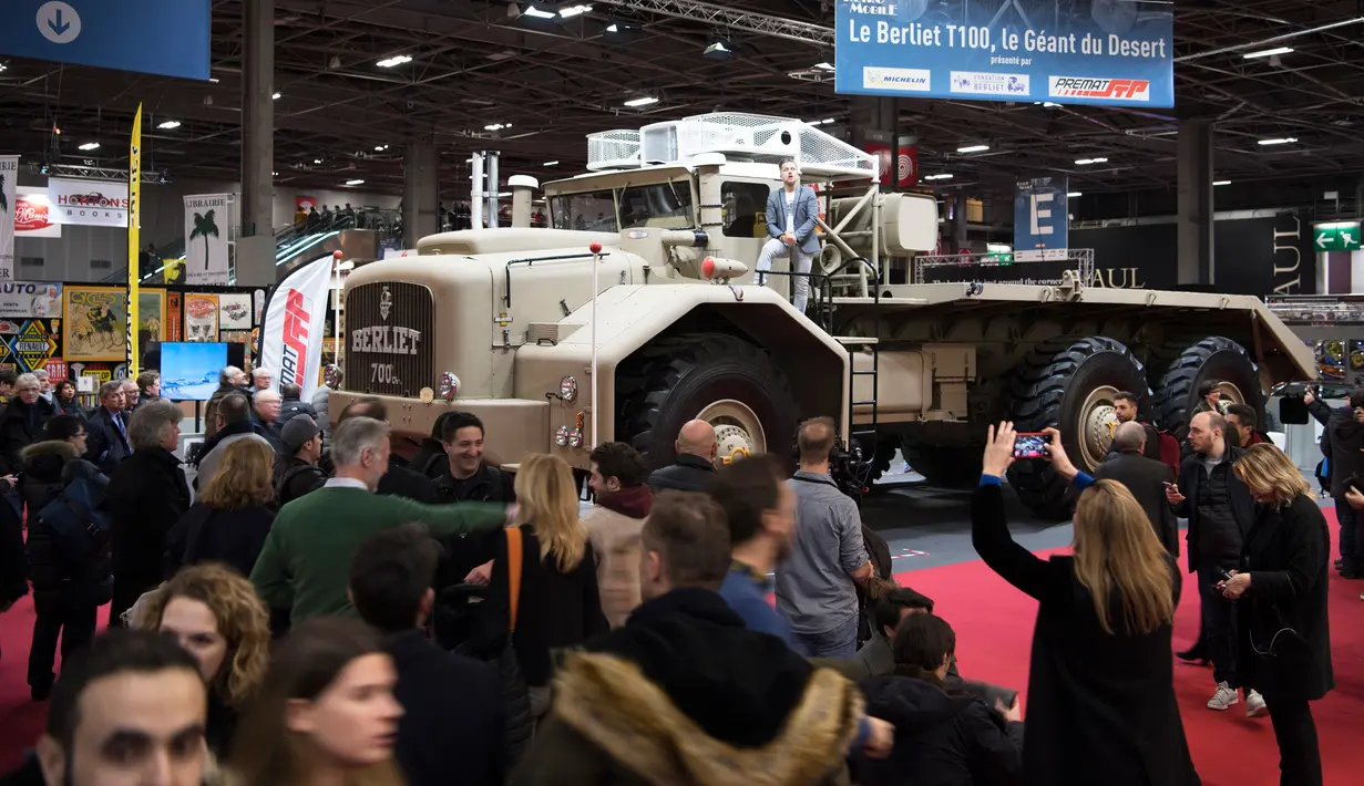 Pengunjung melihat truk Gurun, Berliet T100, dengan berat 50 ton, selama pameran mobil Retromobile di Paris, Prancis (5/2). Pameran ini diselenggarakan dari tanggal 6 sampai 10 Februari 2019. (AFP Photo/Eric Feferberg)