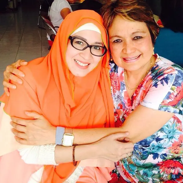 Ternyata Mualaf Sejak SMP, Ini 6 Potret Lawas Okie Agustina di Awal Berhijab