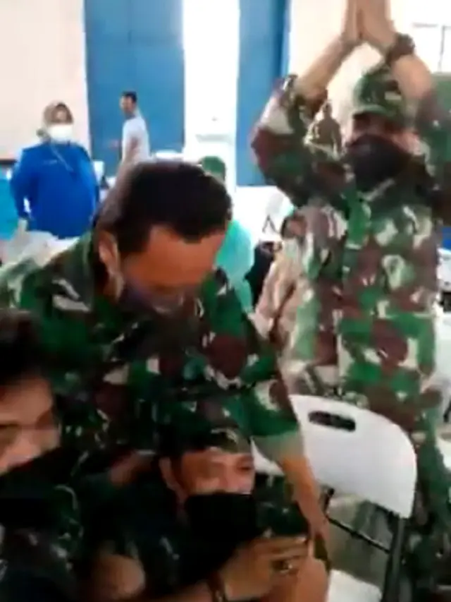 Viral Reaksi Anggota TNI yang Takut Disuntik Jadi Sorotan Warganet