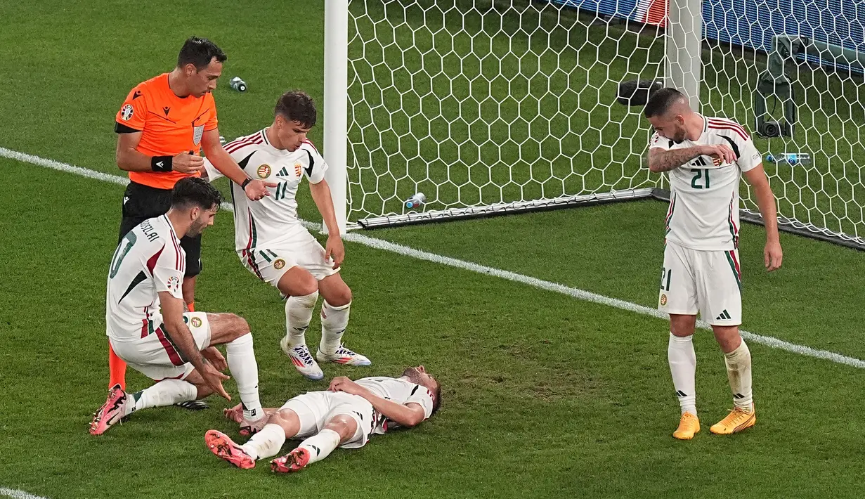 Mereka berusaha memperebutkan bola di kotak penalti dari situasi tendangan bebas. (AP Photo/Ariel Schalit)