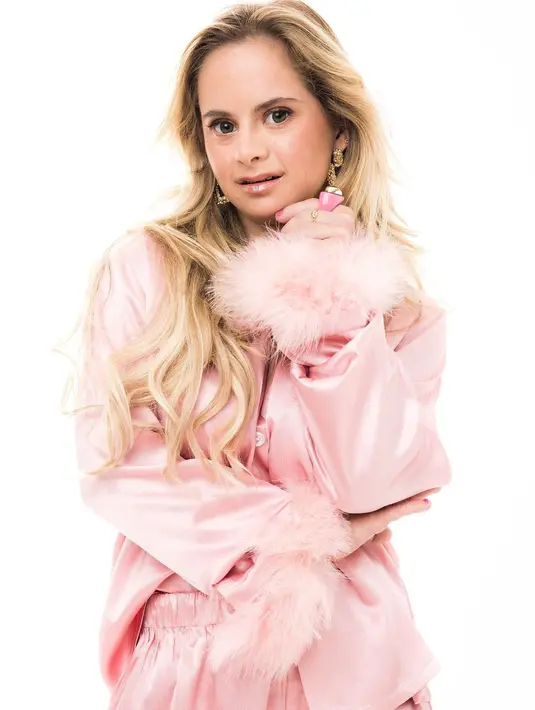 Kampanye yang digarap unik ini menampilkan 18 perempuan dengan latar belakang yang dinamis. (Foto: Instagram/ Sofia Jirau).