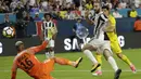 Proses terjadinya gol yang dicetak striker Juventus, Gonzalo Higuain, ke gawang Paris St Germain pada laga ICC di Stadion Hard Rock, Florida, Rabu (26/7/2017). Juventus menang 3-2 atas PSG. (AP/Lynne Sladky)