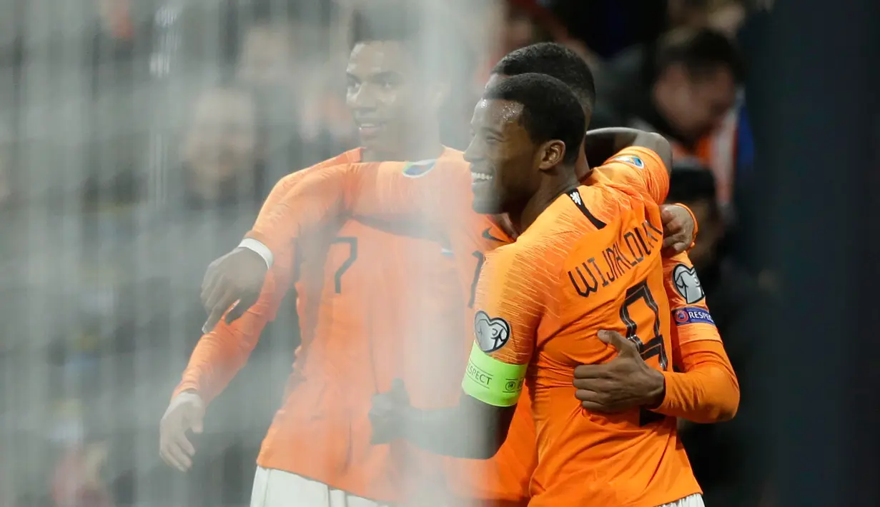 Gelandang Timnas Belanda, Georginio Wijnaldum bersama rekannya Calvin Stengs dan Myron Boadu merayakan gol ke gawang Estonia pada matchday terakhir Grup C  Kualifikasi Piala Eropa 2020 di Johan Cruijff Arena, Selasa (19/11/2019). Belanda mengandaskan Estonia dengan skor 5-0. (AP Photo/Peter Dejong)