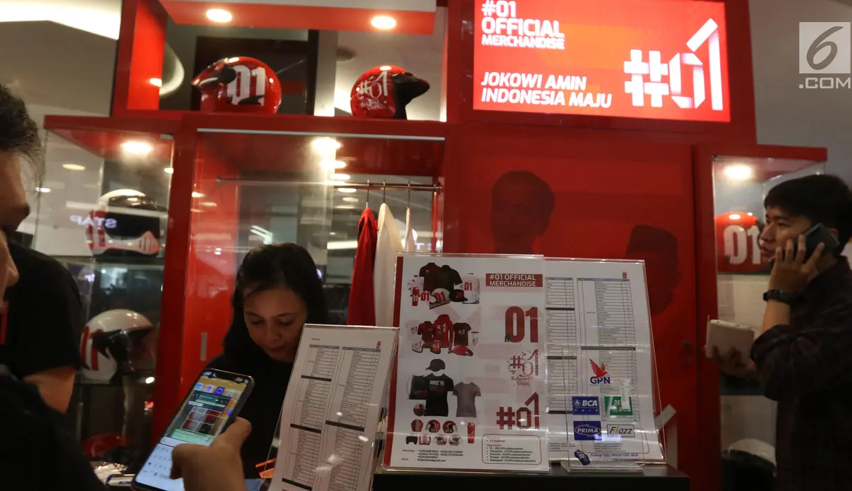 Official merchandise pasangan calon (paslon) 01 Jokowi-Ma'ruf Amin yang baru diluncurkan di FX Sudirman, Jumat (25/1). Berbagai merchandise ditawarkan ke masyarakat, mulai pakaian hingga helm yang bertemakan Jokowi-Ma'ruf. (Liputan6.com/Angga Yuniar)