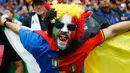 Seorang suporter memakai kostum timnas Italia yang digabungkan dengan kostum Belgia saat pertandingan Grup E Piala Eropa di Stade de France, Saint-Denis near Paris, (14/6). (REUTERS/Kai Pfaffenbach)