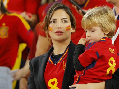 Istri Koke, Beatriz Espejel, hadir langsung memberikan dukungan saat Timnas Spanyol berhadapan dengan Maroko pada laga Piala Dunia di Stadion Education City, Doha, Selasa (6/12/2022). (AFP/Odd Andersen)