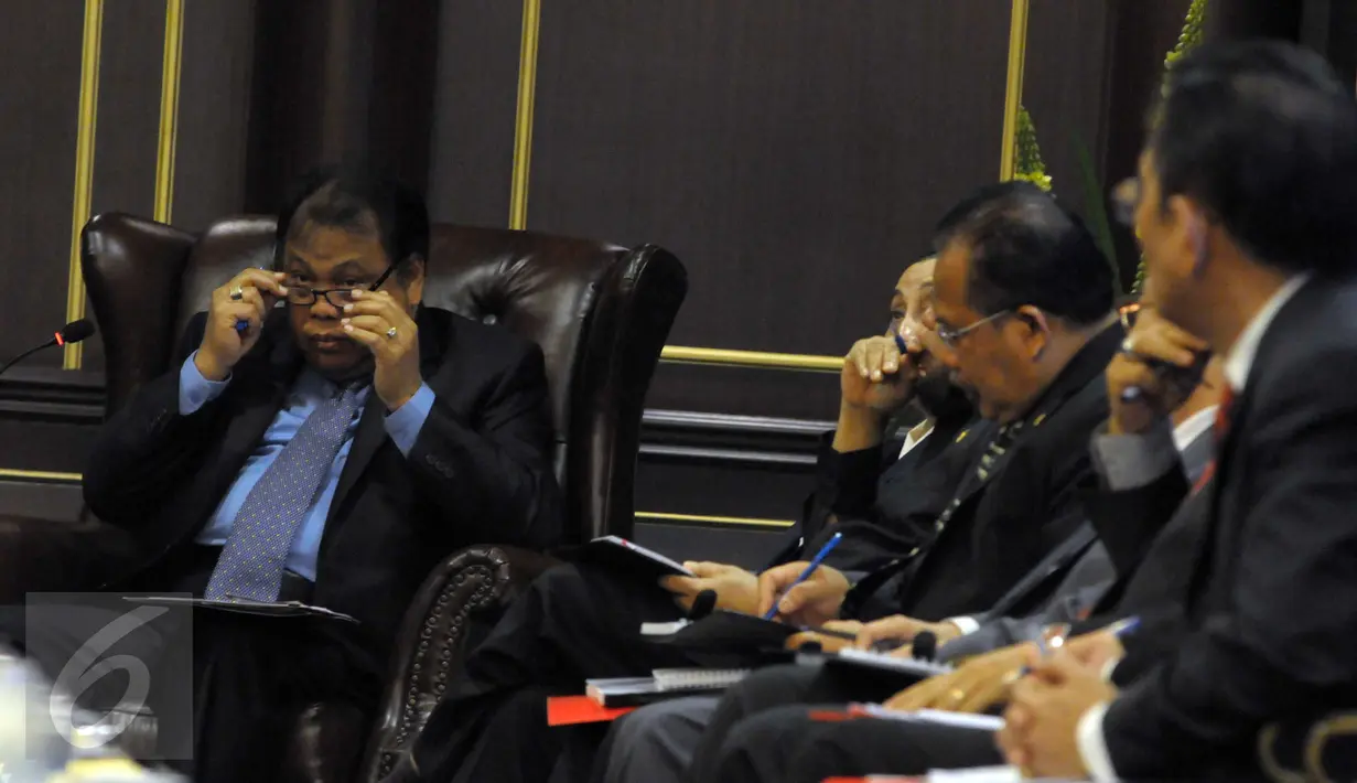 Ketua MK Arief Hidayat bersama Hakim Konstitusi saat pertemuan konsultasi dengan Komisi II DPR RI di Gedung MK, Jakarta, Kamis (14/4). Pertemuan itu membahas RUU Pilkada serta evaluasi pelaksanaan Pilkada serentak 2015 (Liputan6.com/Helmi Afandi)
