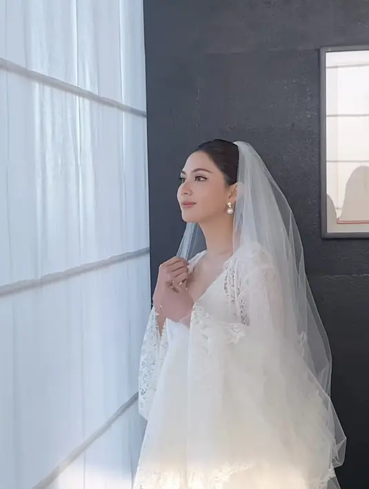 Dengan kerah V model V, bridal robe terlihat mengikuti konsep klasik pemberkatan nikah Jessica Mila. [Foto: Instagram @cherryjks]