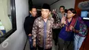 Terdakwa kasus suap gas alam Bangkalan, Fuad Amin menolak memberi komentar usai sidang lanjutan di Pengadilan Tipikor, Jakarta, Kamis (13/8). Agenda sidang Mantan Bupati Bangkalan itu guna mendengarkan keterangan 25 saksi. (Liputan6.com/Helmi Afandi)