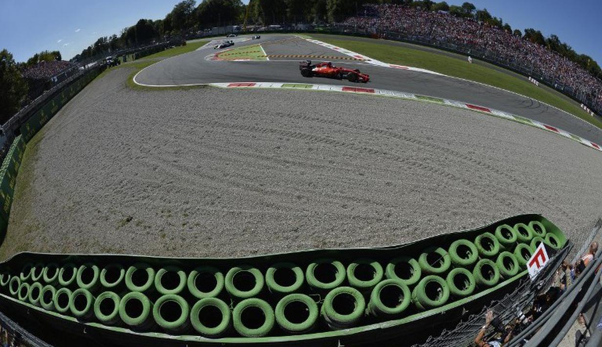 Aksi Sebastian Vettel di Sirkuit Monza, Italia. Minggu (6/9/2015). (AFP Photo/Andreas Solaro)