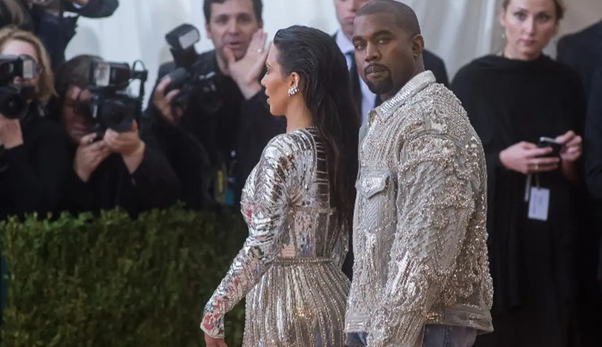 Selain itu sumber juga mengatakan, anak-anak mereka Saint dan North West masih teramat muda untuk menghadapi masalah perceraian orang tuanya. Kim pun menyadari hal itu dan sedang berusaha untuknya. (AFP/Bintang.com)