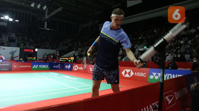 Foto: Tampil Percaya Diri, Viktor Axelsen Melaju ke Babak Perempatfinal Daihatsu Indonesia Masters 2022