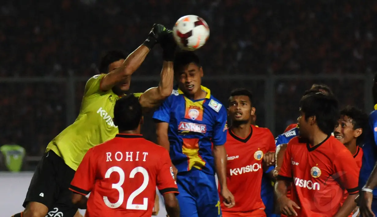 Sundulan pemain depan Arema Cronus, Samsul Arif masih mampu diblok penjaga gawang Persija, Andritany dalam laga lanjutan ISL di Stadion GBK Jakarta, Minggu (4/5/2014). (Liputan6.com/Helmi Fithriansyah)