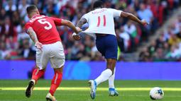 Bek Bulgaria, Nikolay Bodurov, menarik baju dari striker Inggris, Marcus Rashford, pada laga Kualifikasi Piala Eropa 2020 di Stadion Wembley, London, Sabtu (7/9). Inggris menang 4-0 atas Bulgaria. (AFP/Ben Stansall)