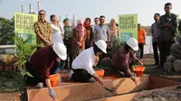 Risma meletakkan batu pertama dalam pembangunan Ruang Publik Kreatif Surabaya. Foto (Dian Kurniawan/Liputan6.com)