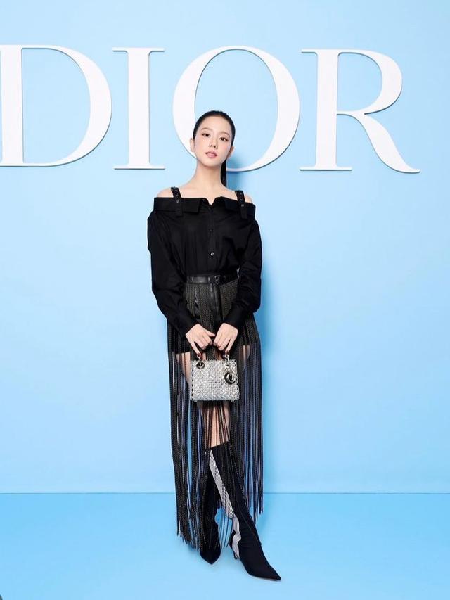 Jisoo Hadir di Paris Fashion Week. [@sooyaaa__]