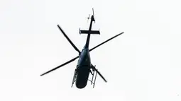 Sebuah helikopter polisi Venezuela dikerahkan dalam operasi penangkapan Oscar Perez di Caracas, Venezuela, Senin (15/1). Seorang menteri mengatakan anggota sejumlah anggota sel teroris tewas dan lima ditangkap. (AFP PHOTO/JUAN BARRETO)