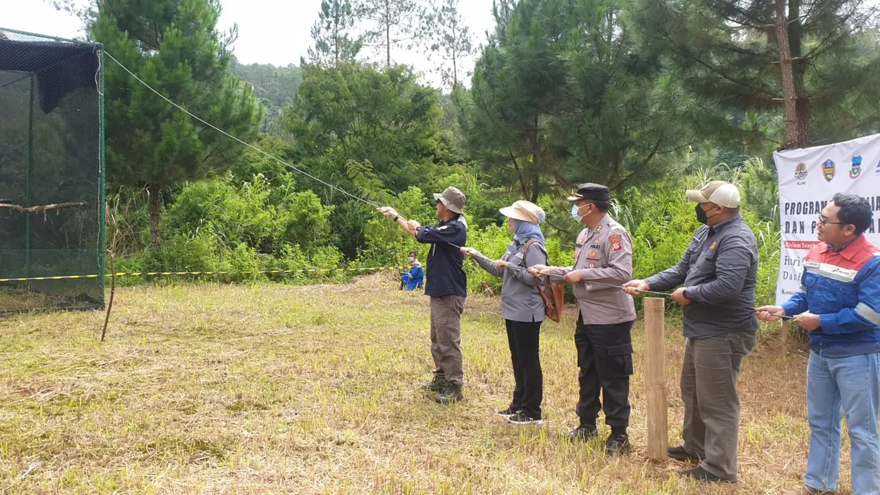 Kepala BBKSDA Jawa Barat Irawan Asaad bersama manager PKEK Kamojang Zaini Rakhman dan pejabat terkait selepas pelepasliaran elang di Blok Citepus Kamojang, Garut. (Liputan6.com/Jayadi Supriadin)