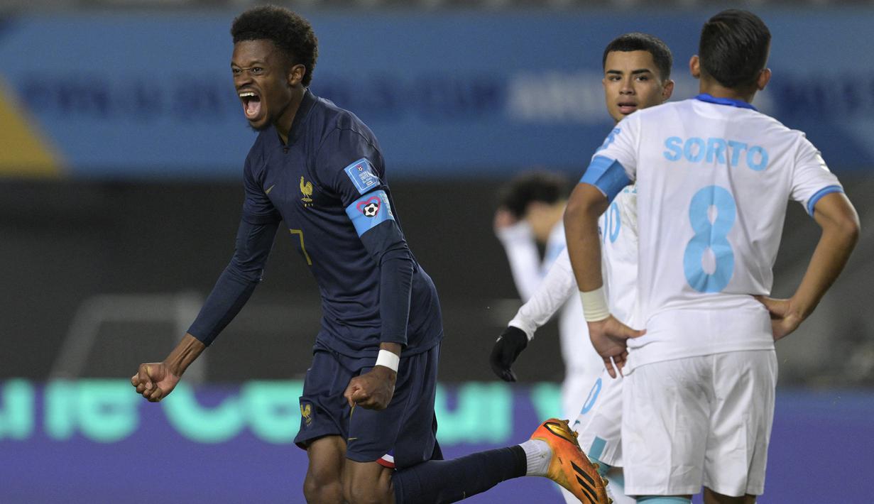 Selebrasi striker Timnas Prancis U-20, Alan Virginius setelah mencetak gol kedua ke gawang Honduras pada laga terakhir Grup F Piala Dunia U-20 2023 di Unico Diego Armando Maradona Stadium, La Plata, Argentina, Senin (29/5/2023) dini hari WIB. (AFP/Juan Mabromata)