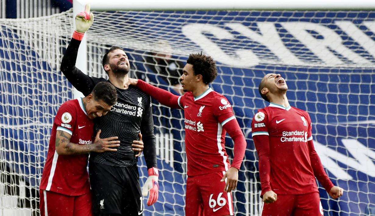 Kiper Liverpool, Alisson Becker, melakukan selebrasi usai mencetak gol ke gawang West Bromwich Albion pada laga Liga Inggris di Stadion the Hawthorns, Minggu (16/5/2021). Liverpool menang dengan skor 2-1. (AP Photo/Rui Vieira, Pool)