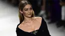 Selasa (31/10/2017), terjadi suasana mencekam akibat teror yang terjadi di New York. Berbagai pihak datang memberi dukungan, namun Gigi Hadid justru geram terhadap pernyataan dari seorang jurnalis lepas. (AFP/Miguel Medina)