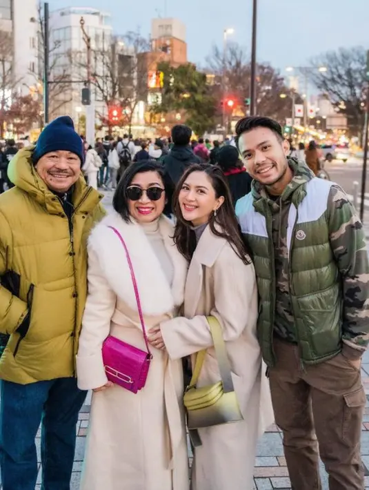 Berlibur ke Jepang di musim dingin, wajah Jessica Mila juga tidak mengaplikasikan makeup berlebih. Ia hanya menyegarkan wajah dengan lipstik tipisnya.   [@jscmila]