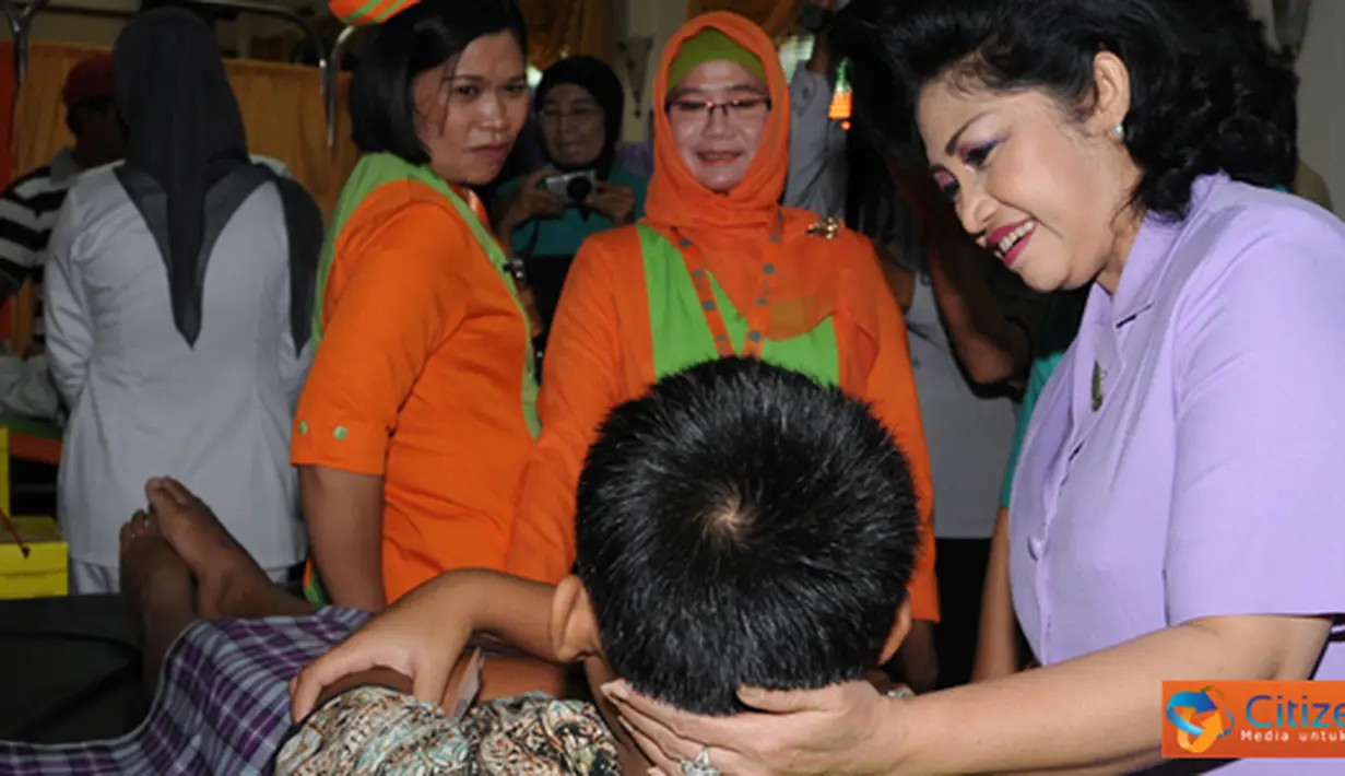 Citizen6, Slipi: Ketua Umum IKKT Pragati Wira Anggini Tetty Agus Suhartono meninjau pelaksanaan kegiatan sunatan missal, yang diikuti oleh 150 anak di RS Patria IKKT Slipi, Jakarta Barat, Rabu (27/6). (Pengirim: Badarudin Bakri)