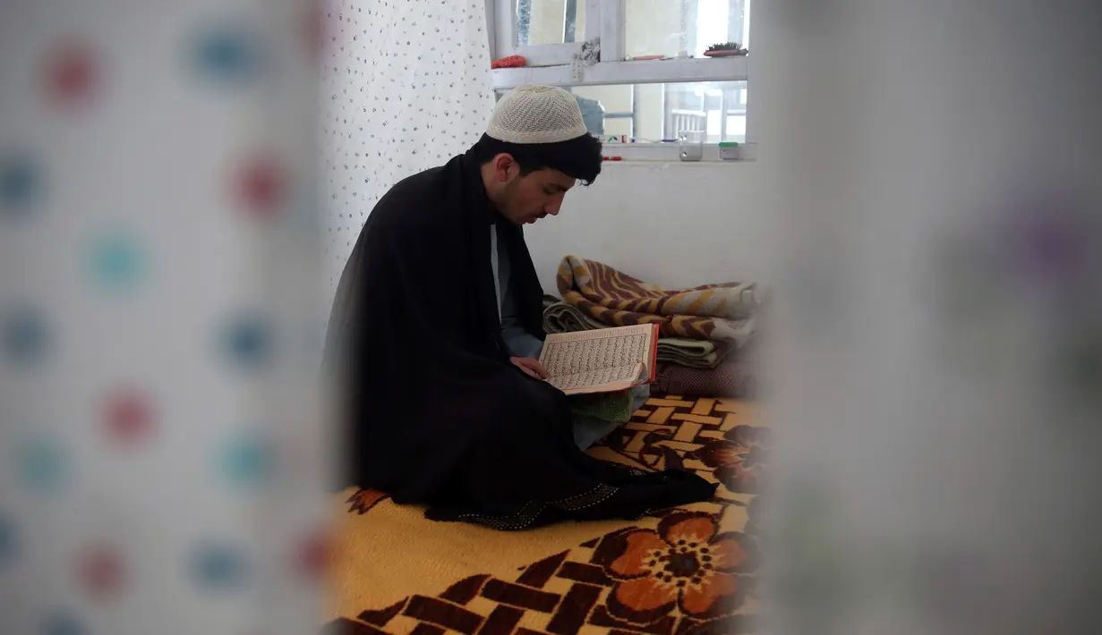 Seorang Muslim membaca Al-Quran di masjid selama Itikaf, sepuluh hari terakhir bulan Ramadan di Kabul (16/5/2020). Itikaf sangat penting bagi umat Islam karena keyakinan bahwa Nabi Muhammad lebih sering memanfaatkan momentum tersebut untuk mendekatkan diri dengan sang pencipta. (AP Photo/Rahmat Gul)
