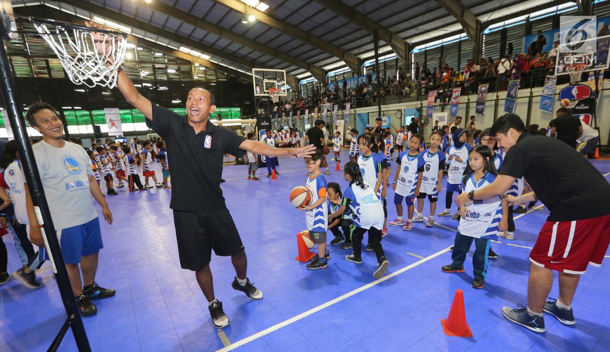 Pelatih memberikan instruksi kepada anak-anak pada program Junior NBA Indonesia di Cilandak, Jakarta, Sabtu (24/3). Kegiatan yang didukung Frisian Flag diharapkan mampu menjangkau lebih dari 12.000 anak-anak. (Liputan6.com/Fery Pradolo)