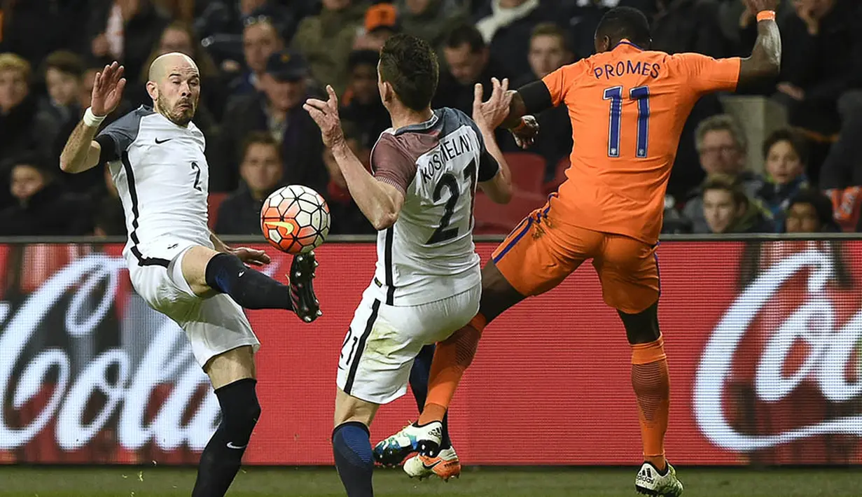 Bek Prancis, Christophe Jallet, membuang bola dari jangkauan gelandang Belanda, Quincy Promes, pada laga persahabatan di Stadion Amsterdam Arena, Amsterdam, Jumat (25/3/2016). Belanda takluk 2-3 dari Prancis. (AFP/Franck Fife)