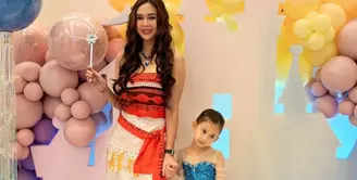 Aura Kasih kini telah menjadi ibu, ia pun dengan setia menemani sang anak di berbagai aktivitas. Keduanya pun terlihat dengan kompak menjadi princess Disney sesuai dengan tema ulang tahun anak Shandy Aulia ke-4. [@aurakasih]