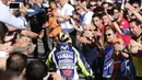 Walaupun gagal menjadi juara dunia MotoGP 2015, Valentino Rossi tetap disambut hangat penggemarnya dalam GP Valencia di Sirkuit Ricardo Tormo, Valencia, Spanyol, (8/11/2015). (AFP Photo/Javier Soriano)