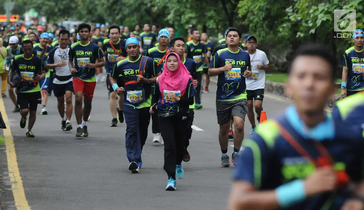 Pelari jarak 10 km melakukan start lomba Pertamina Eco Run 2017 di Pantai Karnaval Ancol, Jakarta, Sabtu (16/12). Pertamina Eco Run 2017 diikuti ribuan pelari dari tiga kategori, yakni master, umum dan pelajar. (Liputan6.com/Helmi Fithriansyah)
