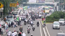Demonstran mulai bergerak menuju Masjid Istiqlal, Jakarta Pusat, Jumat (4/11). Usai menunaikan salat Jumat, mereka akan melakukan unjuk rasa terkait dugaan penistaan agama yang dilakukan Basuki Tjahaja Purnama (Ahok). (Liputan6.com/Faizal Fanani)