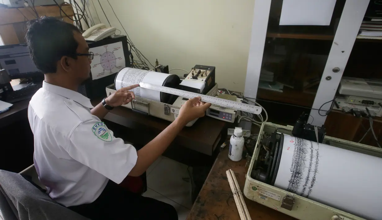 Petugas memantau aktivitas Gunung Anak Krakatau lewat seismograf di sebuah pos pengamatan di Carita, Banten, Kamis (27/12). Status Gunung Anak Krakatau dinaikkan dari waspada level II menjadi siaga level III. (AP Photo/Achmad Ibrahim)